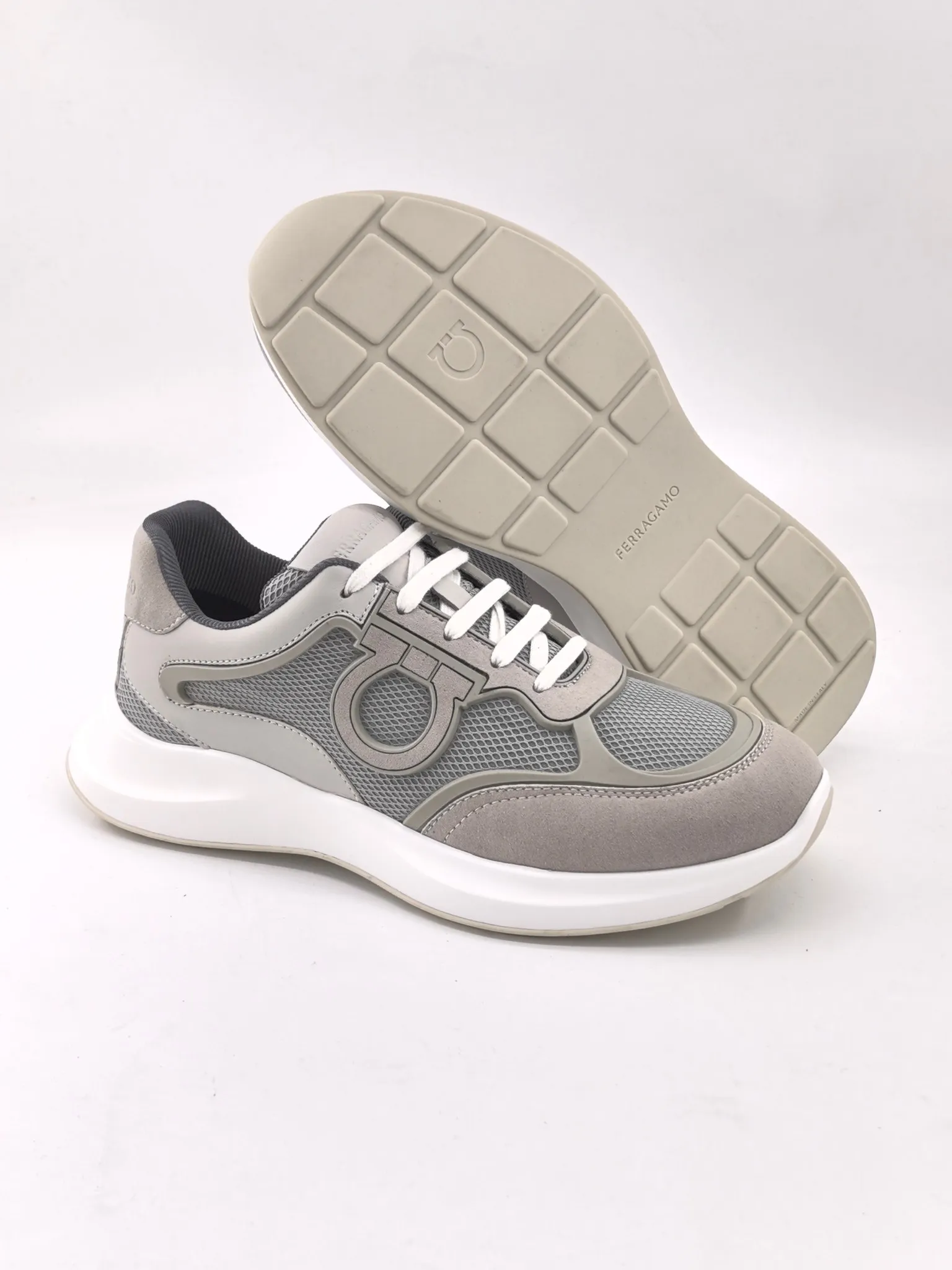 [Ferragamo] Top P: 740💰 Size: 39~44 (38 45 custom-made, non-refundable) 2025 Ferragamo men's new casual sports shoes, sports fashion charm, classic matching colors, elegant style and casual charm complement each other, showing urban fashion style. Rich colors interweave with modern charm, and simple lines outline the silhouette of the bag, interpreting casual aesthetics. Imported calfskin + first layer suede + TPU outsole